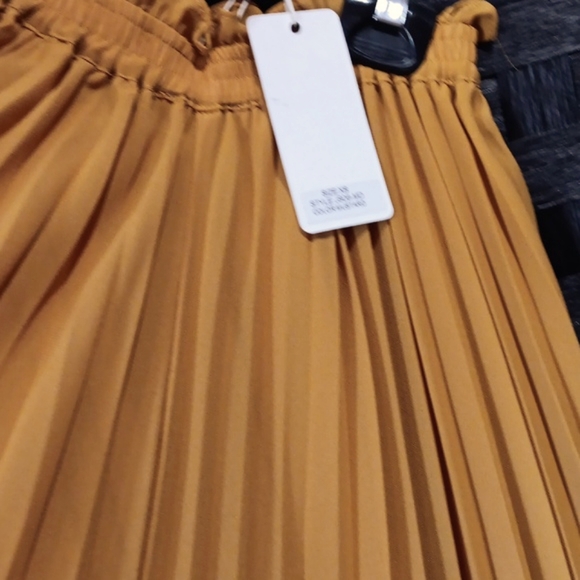 LUMIE. PLEATED MAXI SKIRT. POLYESTER W/LINING. "MUSTARD" XS. - Picture 8 of 10